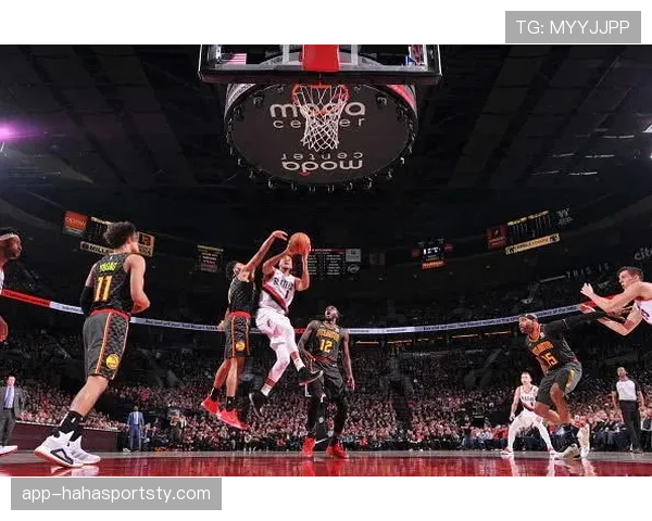 CJ·麦科勒姆无球跑动拉开空间，三分效率提升改变进攻结构