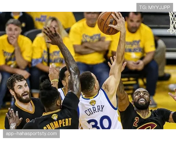 格林挡拆制造错位提升防守强度显著拉开勇士防线