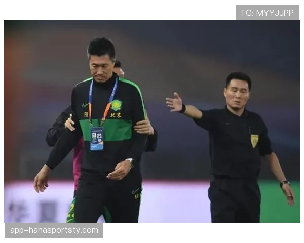 越位旗示意说明边裁举旗时机与判罚依据