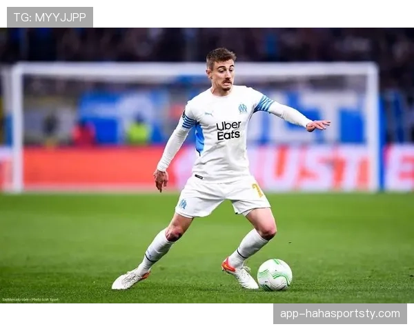 奥雷利安·楚阿梅尼如何凭法甲最佳新秀表现确立顶级中场潜力？