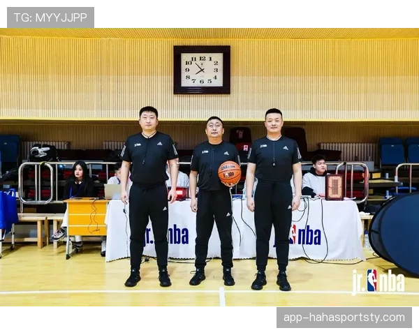 篮球比赛中裁判如何协商判罚流程？关键步骤与争议点解析